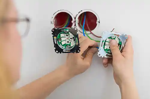 En elektriker installerar ett uttag