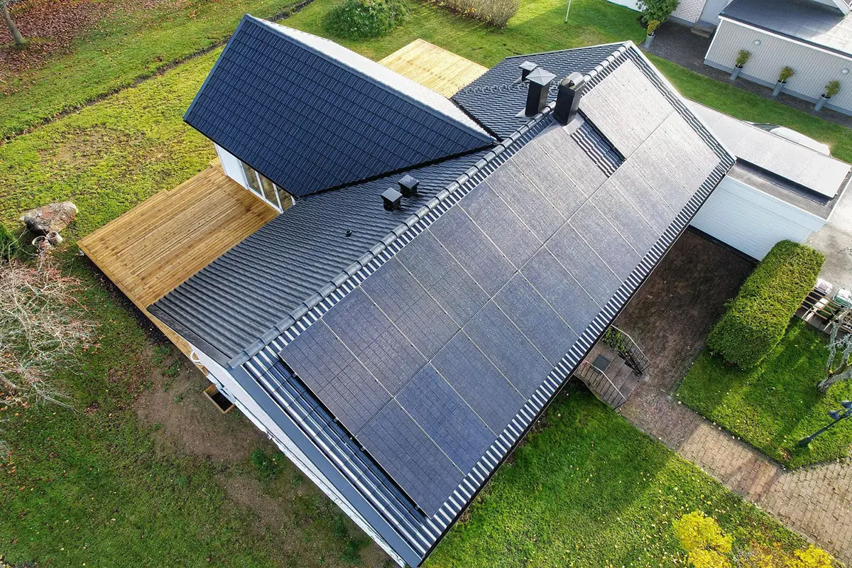 Solceller på taket av en vit villa